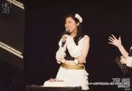 下野由貴/現場照片·橫型·膝上·服裝白·黑·左向·雙手麥剋風·蛋糕/HKT48組KIV公演下野由貴誕辰祭隨機生寫真2019.4.7