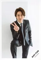 KAT-TUN/龟梨和也/膝上・服裝黑・白・領帶・套裝・坐・右手和平・背景白/龟梨和也單曲MV&Jacquet寫真/官方生寫真