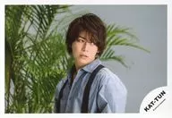 KAT-TUN/龟梨和也/横式·托胸·服装灰色·黑色·身体向左·脸向右·植物性·背景白/龟梨和也单曲MV&牙买加音乐拍摄特写/官方生写真