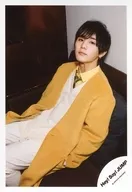 Hey! Say! JUMP / Ryosuke Yamada / Above-the-knee ・ Costume yellow ・ white ・ Sitting ・ Left-facing / Hey! Say! JUMP single "Lucky-Unlucky" MV & Jacque-shot off-shot / Official Official photo