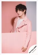 Hey! Say! JUMP / Ryosuke Yamada / Upper Body / Costume Pink / White / Left Facing / Background Pink / Ryosuke Yamada single "Oh! my darling" Jacque Off-shot / Official Official photo