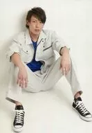 Ryo Kitazono (Tatsuhiko ICHIKAWA) / Whole body / Costume White / Blue / Sitting / Right Facing / Legs / Background White / SOLID STAR Produce vol. 9 「 Miniature! Free Paper Nice Street 」 Cast Bromide