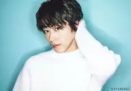 Tomoki Hirose / Horizontal Type / Bust Up / Costume White / Face Left / Left Head / Background Light Blue / Fan Event 「 Huang 々星 ~ Starlight tour ~ 」 Bromide Set C