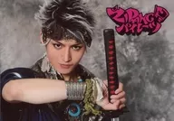 Ryo Matsuda (Nagi) / Yokogata / Bust-up / Costume blue / Right hand sword / Background gray / Stage 「 ZIPANG Pirates 」 Bromide