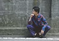 Tomoki Hirose / Horizontal, Whole-Body, Costume Purple, Blue, Pattern Shirt, Squat, Right Hand Jaw, Back Wall / 「 Tomoki Hirose Taipei Fan Event 2018 」 Bromide