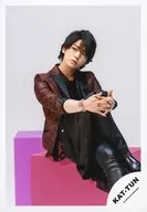 KAT-TUN/龟梨和也/全身(足见断)·坐·衣服黑·红·脚组·双手组·身体向右·视线向左/"KAT-TUN LIVE TOUR 2018 CAST>物品拍摄/官方生写真