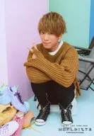 NEWS / Keiichiro Koyama / Whole body / Costume brown / Black / Crouching / Both hands knees / Background 2 colors / "NEWS LIVE TOUR 2019 WORLDISTA" original photo