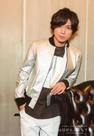 NEWS / Shigeaki Kato / Above-the-knee ・ Costume Silver ・ White ・ Chair Leaning ・ Right hand pocket / "NEWS LIVE TOUR 2019 WORLDISTA" original photo