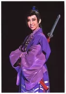 Takarazuka Revue (Tsukigumi) / Ran Sonju / Live Photo / Kneecap / Costume Purple / Body Left / Background Black / 2L Size / New Tsukigumi Performance 『 Yumegen Muso - Eiji Yoshikawa original 「 Miyamoto Musashi 」 - 』 Stage Photo