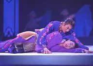 Takarazuka Revue (Tsukigumi) / Ryo Tamaki, Rurika Miya / Live Photo, Horizontal Type, Bed Slip, Whole Body, Costume Purple, 2L Size / Tsukigumi Tokyo Performance 『 Yumegen Muso - From "Miyamoto Musashi" Original by Eiji Yoshikawa - 』 『 Kruun-Tape, Tenshi no miyako 』 Butai Photograph