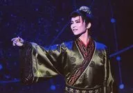 Takarazuka Revue (Star Troupe) / Mitsuki Tenju / Live Photo / Horizontal Type / Upper Body / Costume Green / Red / Right Hand Raised / Left Facing / 2L Size / Star Troupe Performance Kamatari 『 - Yume no Mahoroba, Iwami Yamato - 』 stage photography