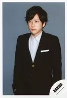 Arashi / Kazuya Ninomiya / Upper body / Costume black / white / Left facing / Under both hands / Background grey / Album "5 x 20 All the BEST! 1999-2019" MV & Jacque-shot off-shot / Official Official photo