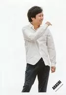 Arashi / Kazuya Ninomiya / Above-the-knee ・ Costume ・ White ・ Face to the right ・ Raising the right hand ・ Showing teeth / Album "5 × 20 All the BEST! 1999-2019" MV & Jacque-shot off-shot / Official Official photo