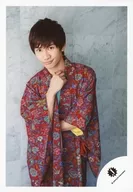 Kansai-Fujiwara Johnnys Jr. / Joichiro FUJIWARA / Above-the-knee ・ Costume red-green ・ Kimono ・ right wrist ・ Background gray / 18 Summer "Boys who run tomorrow" goods shooting off-shot / Official Official photo