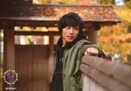 永田崇人/横型・上半身・服装绿・黑・身体向左・视线右・后门・野外/特别活动明信片A SET