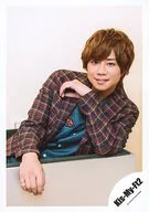 Kis-My-Ft2 / Hiromitsu Kitayama / Upper Body / Costume Brown / Blue / Check Pattern / Bent Left Hand / White Background / "Kis-My-Ft2 LIVE TOUR 2019 FREE HUGS!" Goods Off Shot / Official Official photo