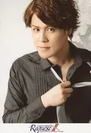 宮野真守/バストアップ・衣装黒・両手ネクタイ・顔左向き/「Laugh＆Peace presents 宮野真守 アニバーサリーライブ ～REQUEST II～」L版生写真C