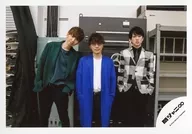 Kanjani Eight / Assembly (3 persons) / Horizontal, Knee-High, Okura Costume Green, Yasuda Costume Blue, White, Yokoyama Costume White, Black, Check Pattern, Both Hands Pocket / "Jugosai" Goods Off Shot / Official Official photo