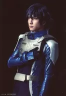 Shohei Hashimoto (Setsuna ・ F ・ Seiei) / Upper body ・ Costume blue ・ Right hand chest ・ Background black ・ Character Actor Shot / DVD ・ BD 「 Stage 『 MOBILE SUIT GUNDAM 00 - Reproduction by destruction -Re : Build 』 」 Corporation Common Benefit bromide