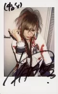 ☆ the Raid. / Ichiyo / Handwritten autograph / With message / Knee-up / Sitting / Costume white / Navy / Red / Right hand bending / Right facing / Raw Cheki