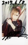 ☆ the Raid. / Ichiyo / Handwritten autograph / "2017.6.18" with message ・ Upper body ・ Costume black / red ・ Left right shoulder ・ Right eye eye band ・ Eye line right / Raw Cheki