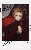 ☆ the Raid. / Ichiyo / Handwritten autograph / With message / Upper body / Costume black / red / Left hand chin / Right facing / Eye view right / Raw Cheki