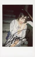 ☆ the Raid. / Ichiyō / with handwritten signature ・ Knee-Up ・ Stair sitting ・ Costume white ・ black ・ Japanese clothes ・ Glasses ・ Right hand bending ・ Pursed mouth ・ Eye-line right / Fresh Cheki