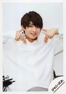 7 MEN Samurai / 髙克 Tree / Upper Body / White Costume / Both Hands Lifted / Three Fingers Raised / Face Facing Right / Show Teeth / White Background / "Johnnys Jr. 8 / 8 Festival ~ Starting from Tokyo Dome ~" Goods Off Shot / Official Official photo