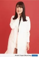 涼粉/中西香菜/膝上·服裝白·黑·右手臉·左手下·笑臉·背景紅/涼粉生寫真『"輪回轉生～ANGERME Past，Present&Future～"各成員版本』