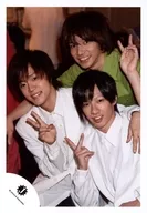 Johnnys Jr. / Group (3 people) / Upper body / Costume white / green / one hand piece / Left-facing / Showing teeth / Official Official photo