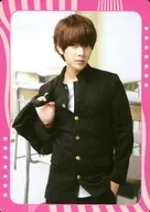 Supernova / Unak (YOONHAK) / Right hand bag carrying / Face facing right / Frame pink / "Supernova LIVE TOUR 2016 ～ BRO ～" trading card