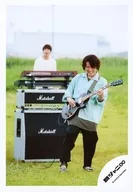 Kanjani Eight / Akihiro Yasuda / Whole Body / Light Blue Costume / Open Collar Shirt / Both Hands Instruments / Eye-Front Hand / Outdoor / Official Official photo