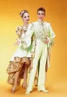 Takarazuka Revue (Yuki Gumi) / Seina Sagiri / Miyu Sakihi / Whole-body / Costume White / Gold / Background Yellow / Yuki Gumi 「 Lupin III - Follow the Queen's Necklace! - 」 「 Fancy Guy! 」 Still Photo