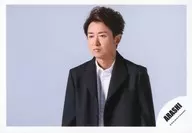 嵐/大野智/橫型・上半身・服裝黑・白・兩手下・向左・閉口・背景白/單曲MV&Jacquet寫真/官方生寫真