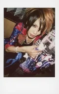 LONDBOY / Teika / Knee-Up / Sitting / Costume Blue / Red / Right Hand Bend / Right Facing / Mouth Closed / Fresh Cheki