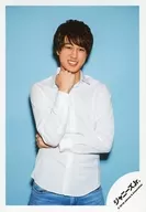 Johnnys Jr. / Ryosei Kamata / Above-knee ・ Costume white ・ Right hand chin ・ Background light blue / JOHNNYS' ISLAND STORE off-shot / Official Official photo