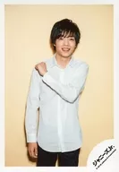 Johnnys Jr. / Takahashi 賢生 / Above-knee ・ Costume white ・ Left right shoulder ・ Background yellow / JOHNNYS' ISLAND STORE off-shot / Official Official photo