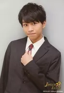 Johnnys Jr. / Reo Igarashi / Parte superior del cuerpo, ropa negra, rayado, corbata izquierda, fondo gris / "JOHNNYS" ALL STARS ISLAND "original photo