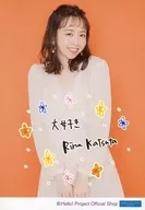 印花/勝田裏奈/印刷有信息・膝上・服裝白色・背景橙色/勝田裏奈生寫真『"勝田裏奈畢業紀念"第5部分』