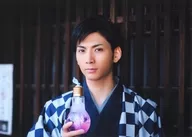 School 條拳 Taro / Horizontal Type / Bust Up / Costume Blue / Kimono / Right Hand Drink / Back Lattice Window / 「 DERAGAYA! Hiroki Nakada ~ Nagoya Makes Me Talk Hiroki Nakada x School 條拳 Taro ~ 」 2L Version Bromide