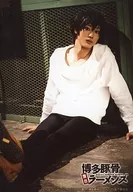 Shori Kondo (Yoshiharu BABA) : Full body, sitting, extended legs, tilted head, Character Shoot / Stage' Hakata Tonkotsu Ramens' solo bromide