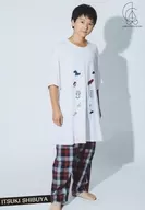 Shigeo Shibuya / Whole body, Costume white, Right facing, under both hands, Background white, Logo "cube Infinity Artists" / C. I. A. presents "MISSION IN SUMMER" Random Bromide