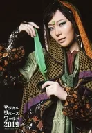 高野美幸/上半身·兩手羽毛·臉向左·背景黑/舞台明信片