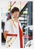 Johnny's West / Takahiro Hamada / Upper body / Costume white / red / gold / Both hands behind / Right facing / Smile / Camera eyes / Single "Big Shot!" MV off-shot / Official Official photo