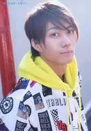 Ryotaro Kosaka / Bust Up / Costume White / Yellow / Hoodie / Body Facing Right / Eye Front / Back Wall / 「 Ryotaro Kosaka 2019.04-2020.03 Calendar 」 Release Memorial Event L Version Bromide Set B