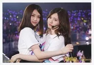 No. 197 : Sayuri Matsumura, Mai Shiraishi / Live Photo, Horizontal Type, Upper Body, Costume White, T-Shirt, Hugging / CHOOSE 5 PHOTOS! ~ Sing-O ut! Release Commemorative Live Ver. ~