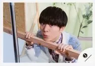 Kansai Johnnys Jr. / Imae Daichi / horizontal, bust up, costume white, two hand handrail, body left facing / "Kansai Johnnys Jr. LIVE 2018 Fall in Love ~ Fall in Love with Kanju ~" goods off shot / official Official photo