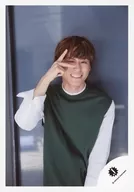 Kansai Johnnys Jr. / Koja 那伊留 / upper body ・ costume green ・ white ・ right hand piece ・ camera line / "Kansai Johnnys Jr. LIVE 2018 Fall in Love ～ Fall in Love with Kanju ～" goods off shot / official Official photo