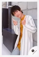 Kansai Johnnys Jr. / Okazaki 彪太郎 / Above-the-knee ・ Costume white ・ Yellow ・ Both hands thumb standing ・ Face tilting / "Kansai Johnnys Jr. LIVE 2018 Fall in Love ～ Fall in love with Kanju ～" Goods off shot / Official Official photo