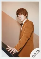 MADE/富冈健翔/膝上・衣服茶色・左手扶手・左侧・闭口・楼梯/JOHNNYS'ISLAND STORE Off-shot/官方生写真